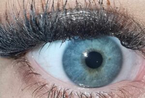 Kolorowe oko w zbliżeniu podczas badania przez irydologa